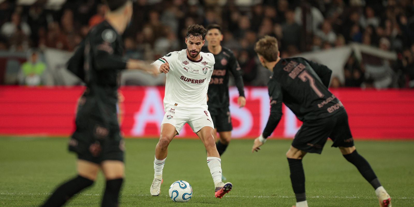 Volante de 24 anos recebe 1ª convocação para representar o Brasil e substitui o lesionado João Pedro, atacante do Chelsea, nos jogos contra Austrália e Índia.