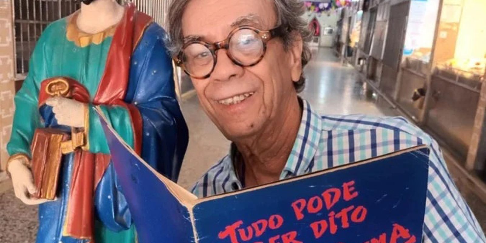 DESACONTESSÊNCIAS desaconteci (mentavelmente) tudo acontece para desacontecer em si anoitece para amanhecer nascer viver crescer morrer tecer escrituras em silêncios semânticas…