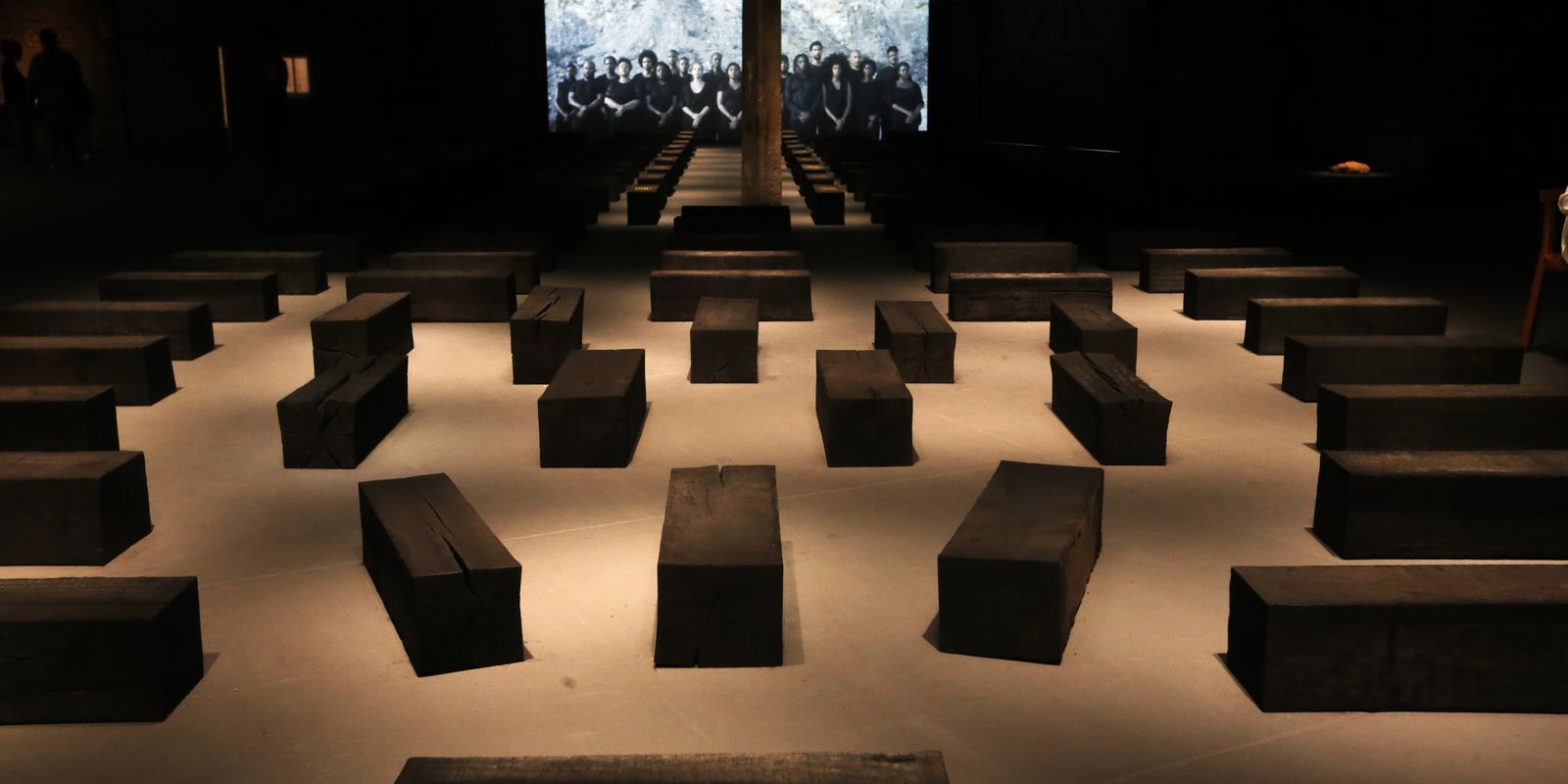 Obra da artista portuguesa Grada Kilomba lança uma provocação ao público: o que o fundo do oceano nos diria se fosse esvaziado de água hoje?