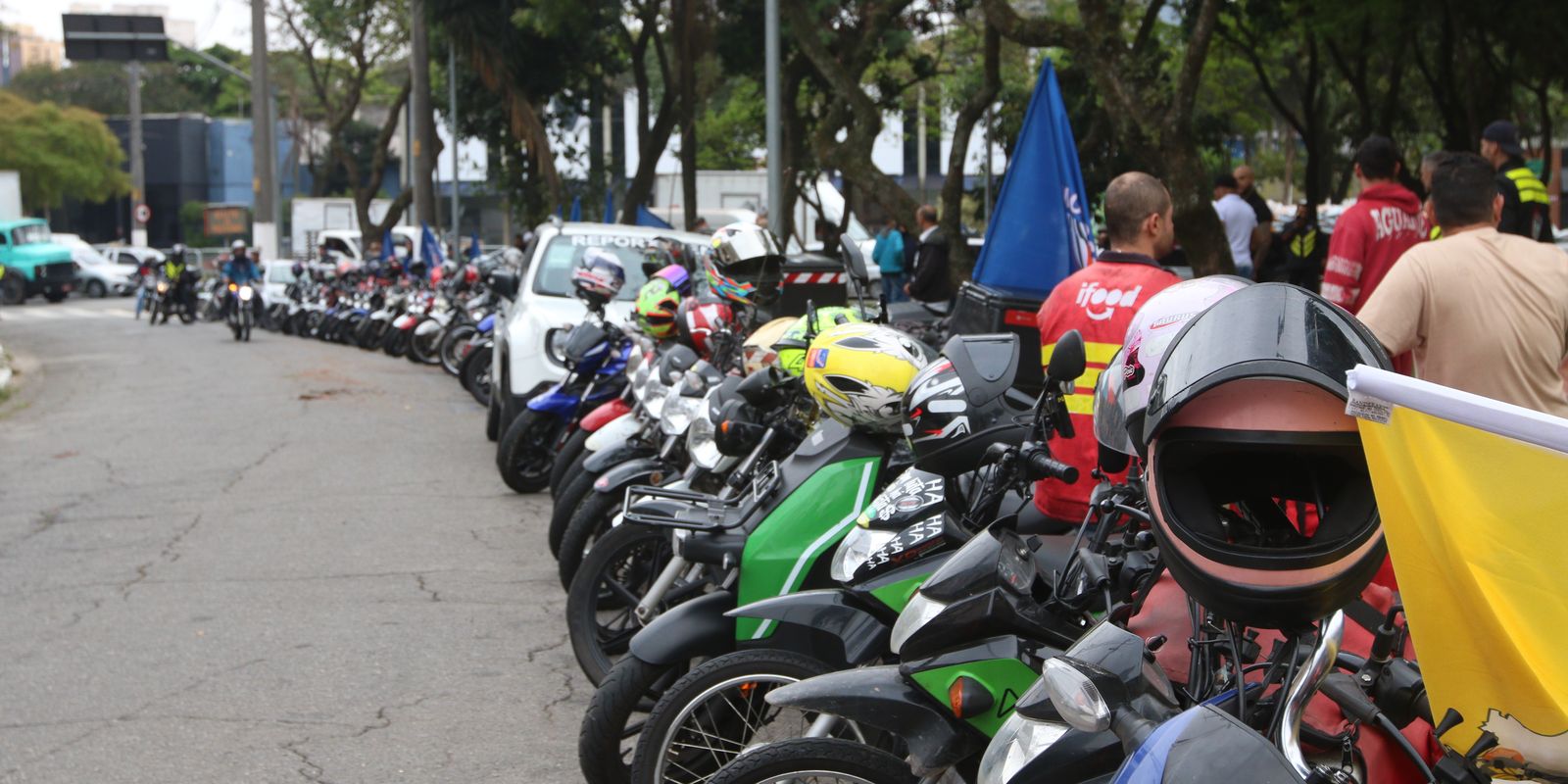 O levantamento detalha que os motociclistas de apps receberam, em média, R$ 2.221 mensais