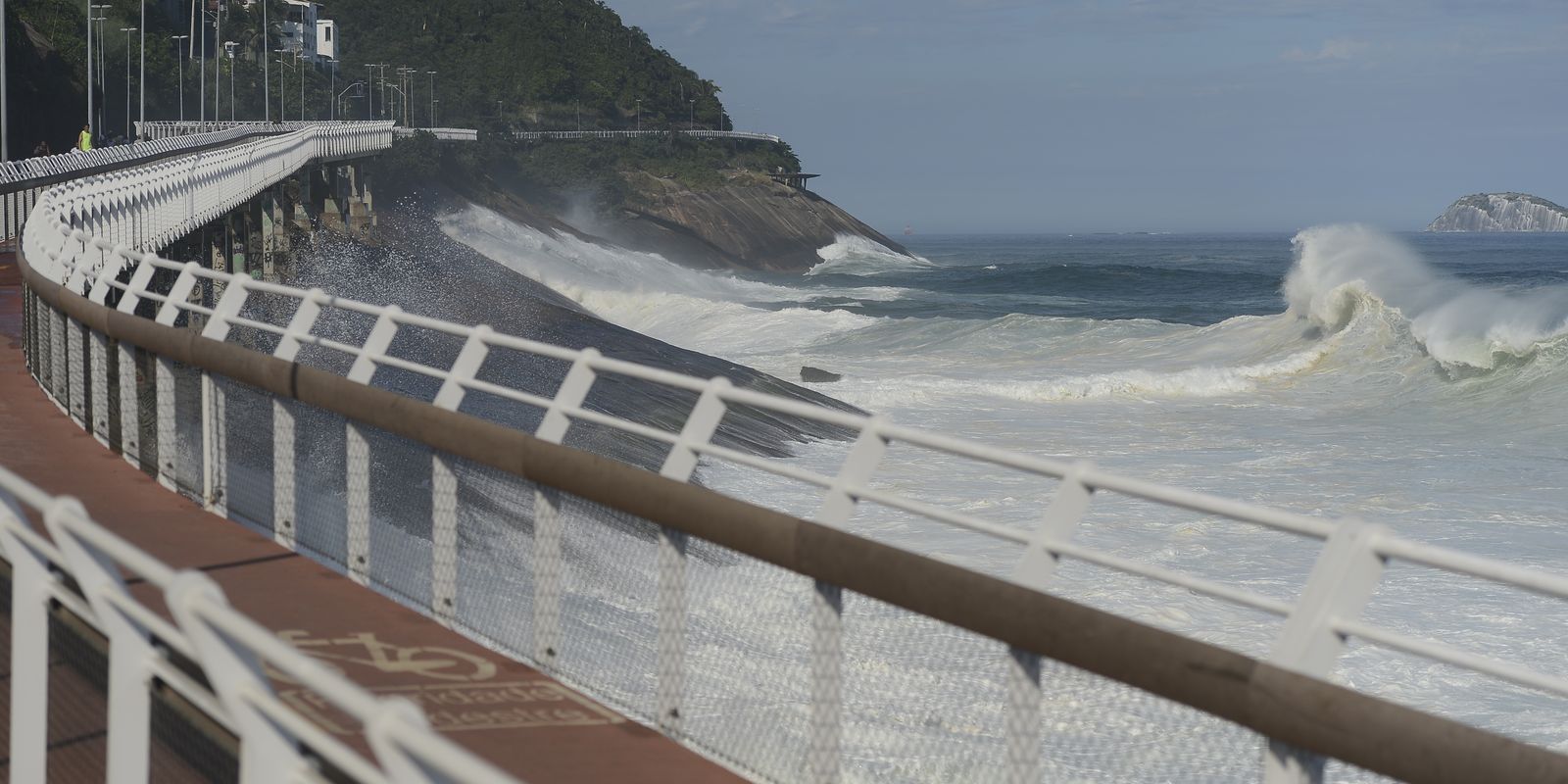 Como a estrutura para ciclistas fica rente ao mar, sempre que são verificadas condições adversas mais intensas, a via é fechada pela Prefeitura.