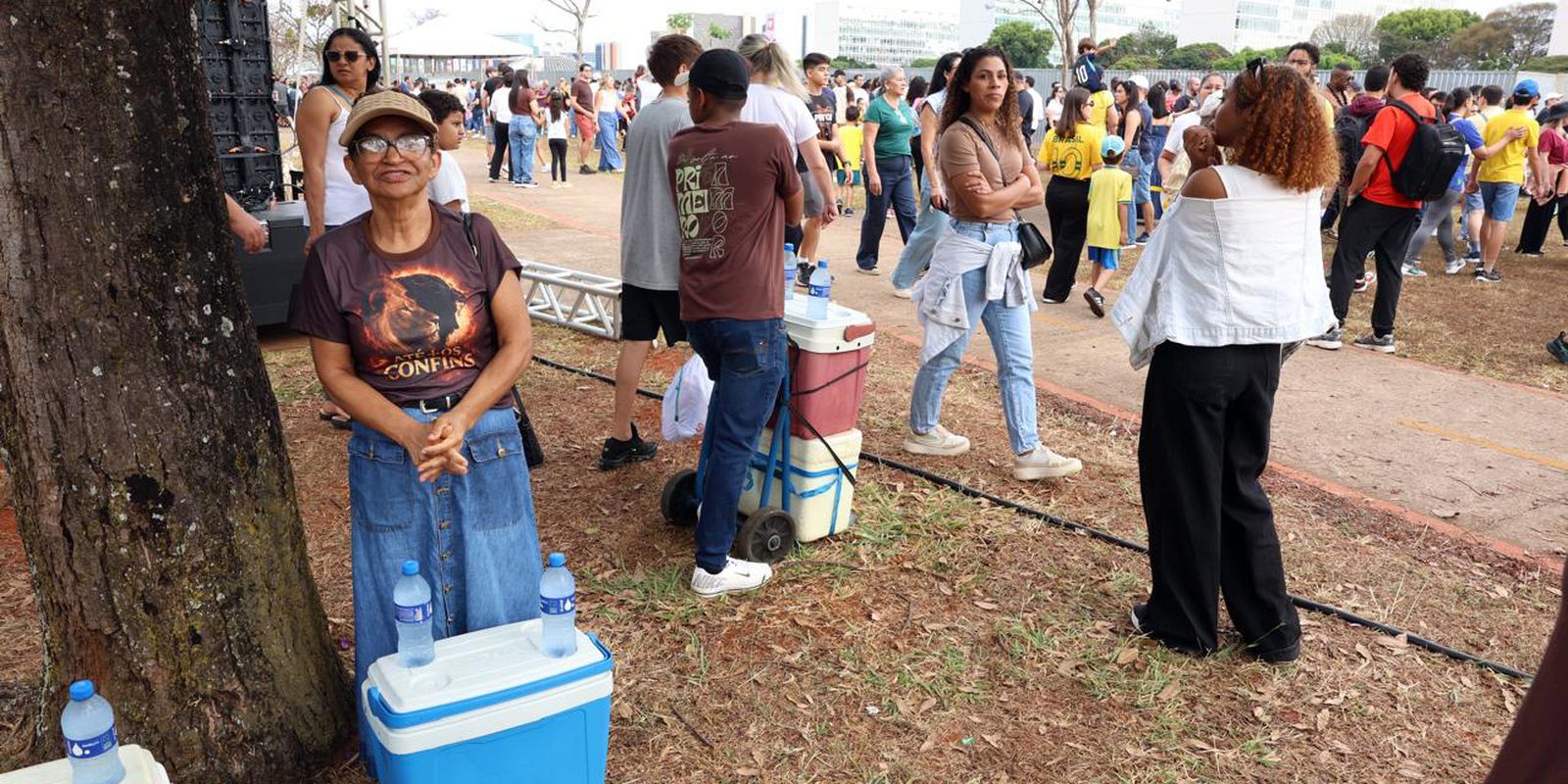 Vendedores trabalham às margens da Esplanada dos Ministérios.