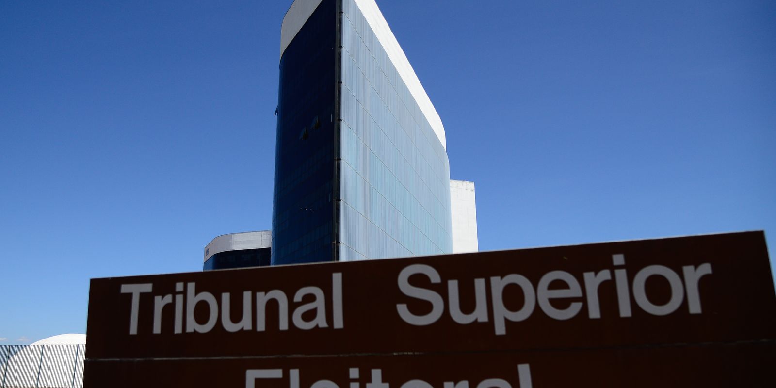 Corte eleitoral recebeu 13 pedidos de registros. Ministros vão analisar documentos para comprovar que candidatos estão elegíveis e não têm pendências com a Justiça Eleitoral.