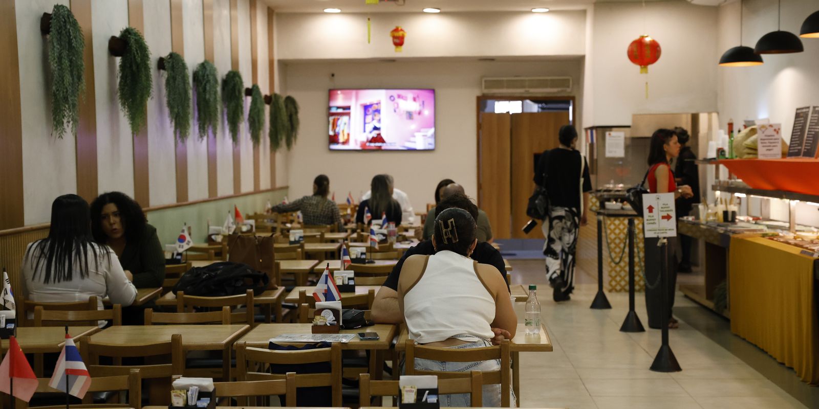 Levantamento mostra que ramo classificado como atividades de alimentação (restaurantes, bares e bufês, por exemplo) é o maior empregador do setor.