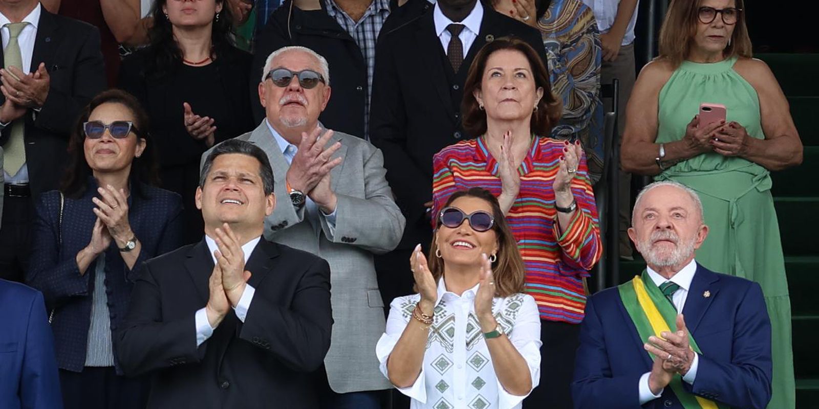 Evento tem previsão de terminar às 11h. Na tribuna de autoridades figuram o presidente Luiz Inácio Lula da Silva e o vice-presidente Geraldo Alckmin.