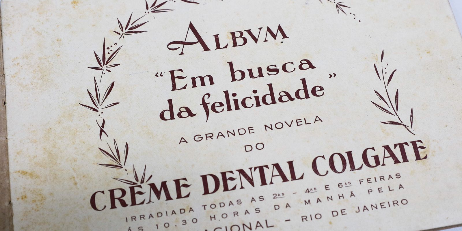 Conheça a trajetória da Rádio Nacional na Era de Ouro, unindo o país por meio do futebol, radionovelas e programas de humor marcantes.