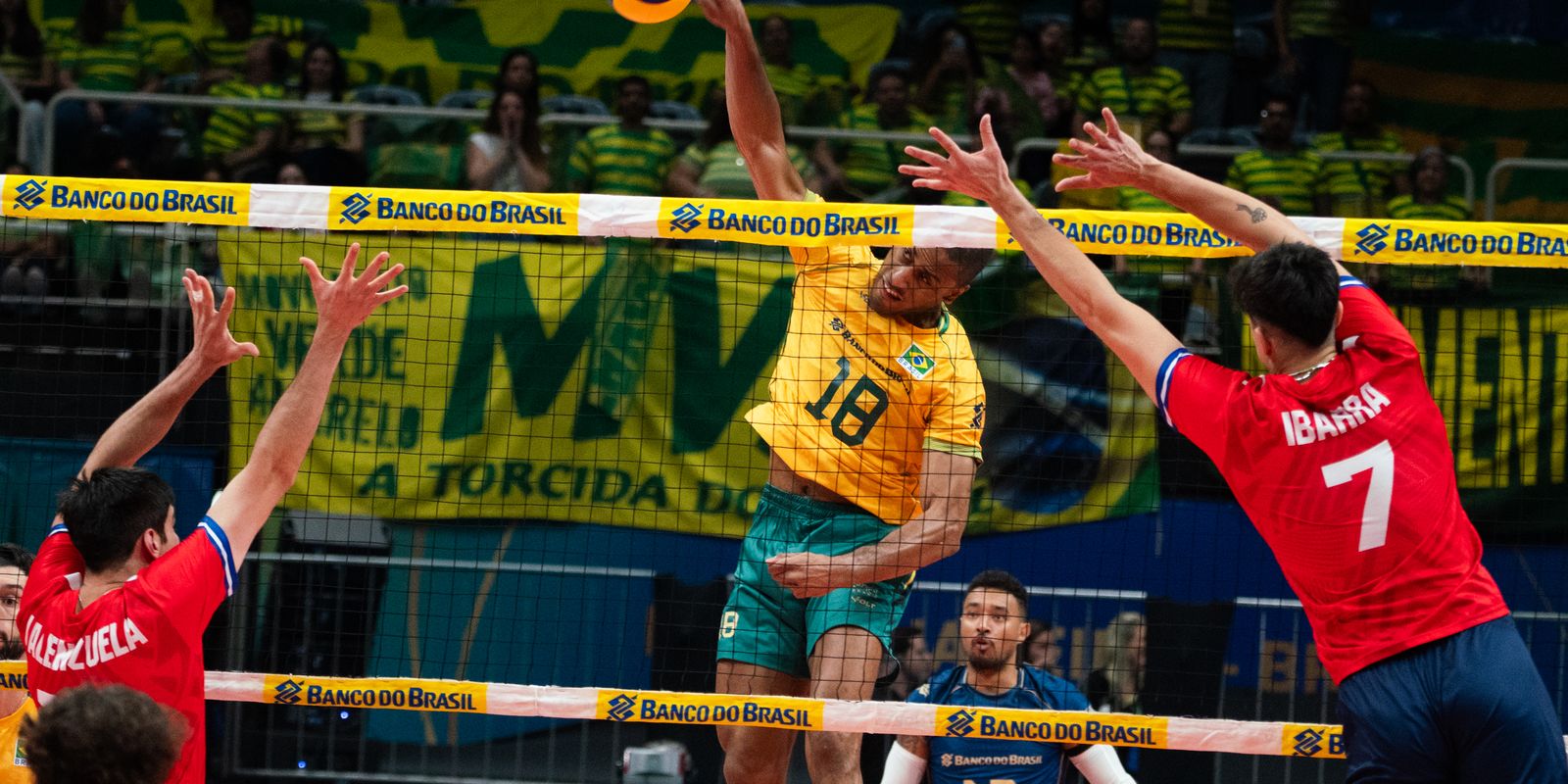 Seleção brasileira faz 3 a 0 após começo de jogo irregular e soma primeiros pontos na competição, que é disputada no Maracanãzinho e que dá vaga olímpica ao campeão. Próximo jogo…