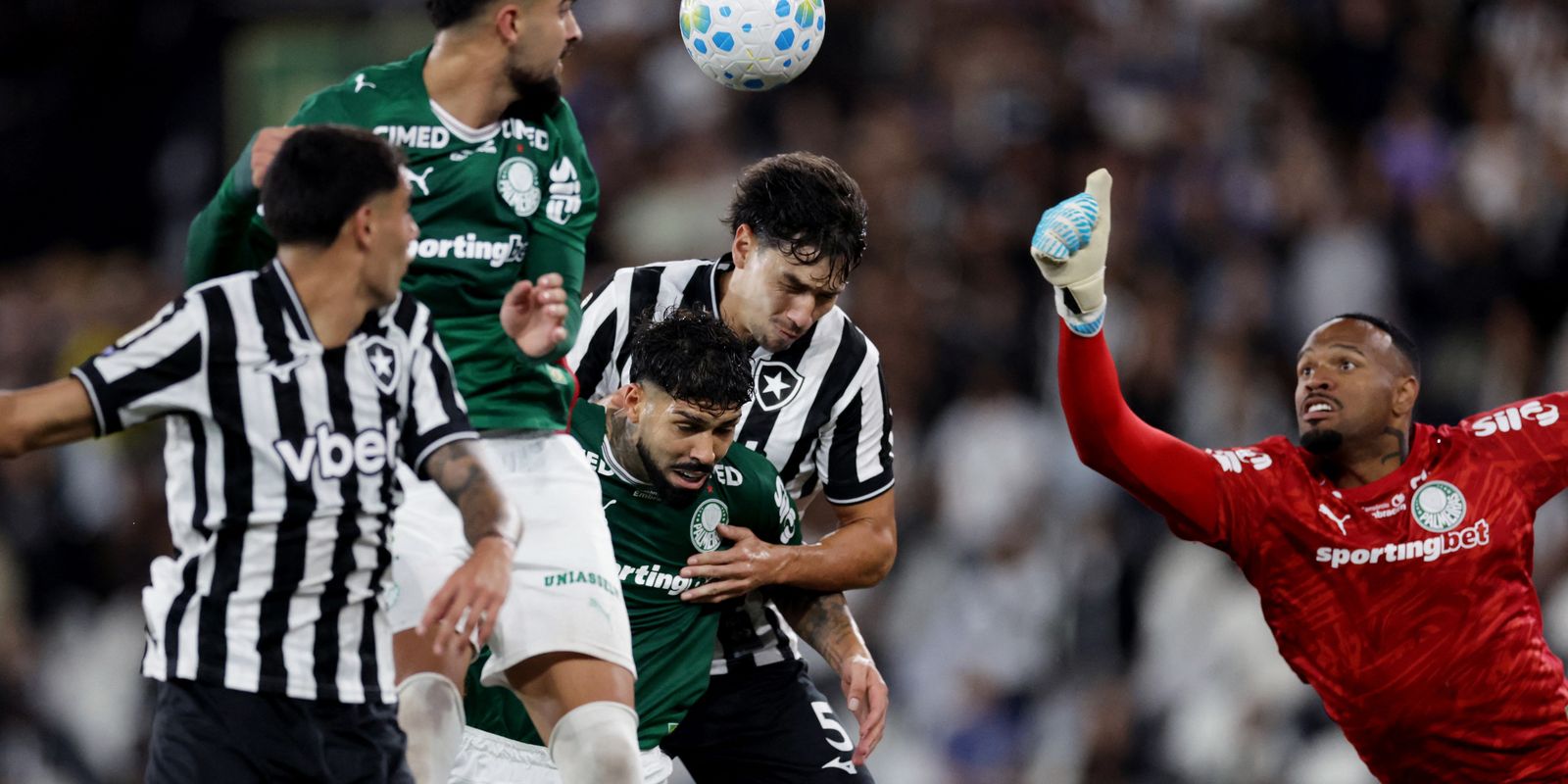 Verdão não saiu de um empate sem gols com o Glorioso no Nilton Santos e agora está um ponto atrás do Rubro-Negro, que ganhou do Remo mais cedo. Paulistas estavam na 1ª colocação…