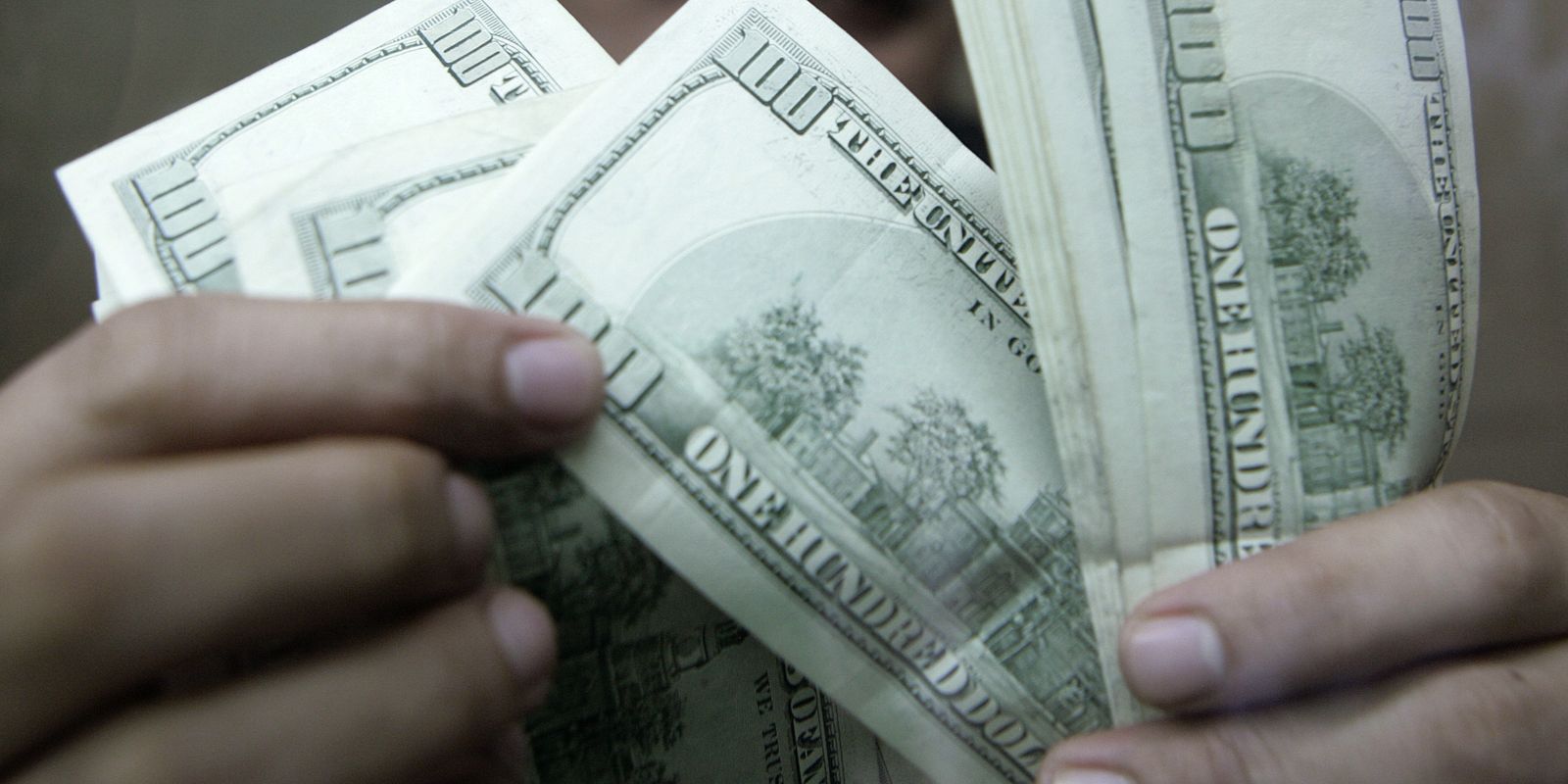 Ibovespa sobe 1,38% e bate recorde de 209 mil pontos. No mercado internacional, o petróleo Brent subiu e permaneceu acima de US$ 100 por barril.