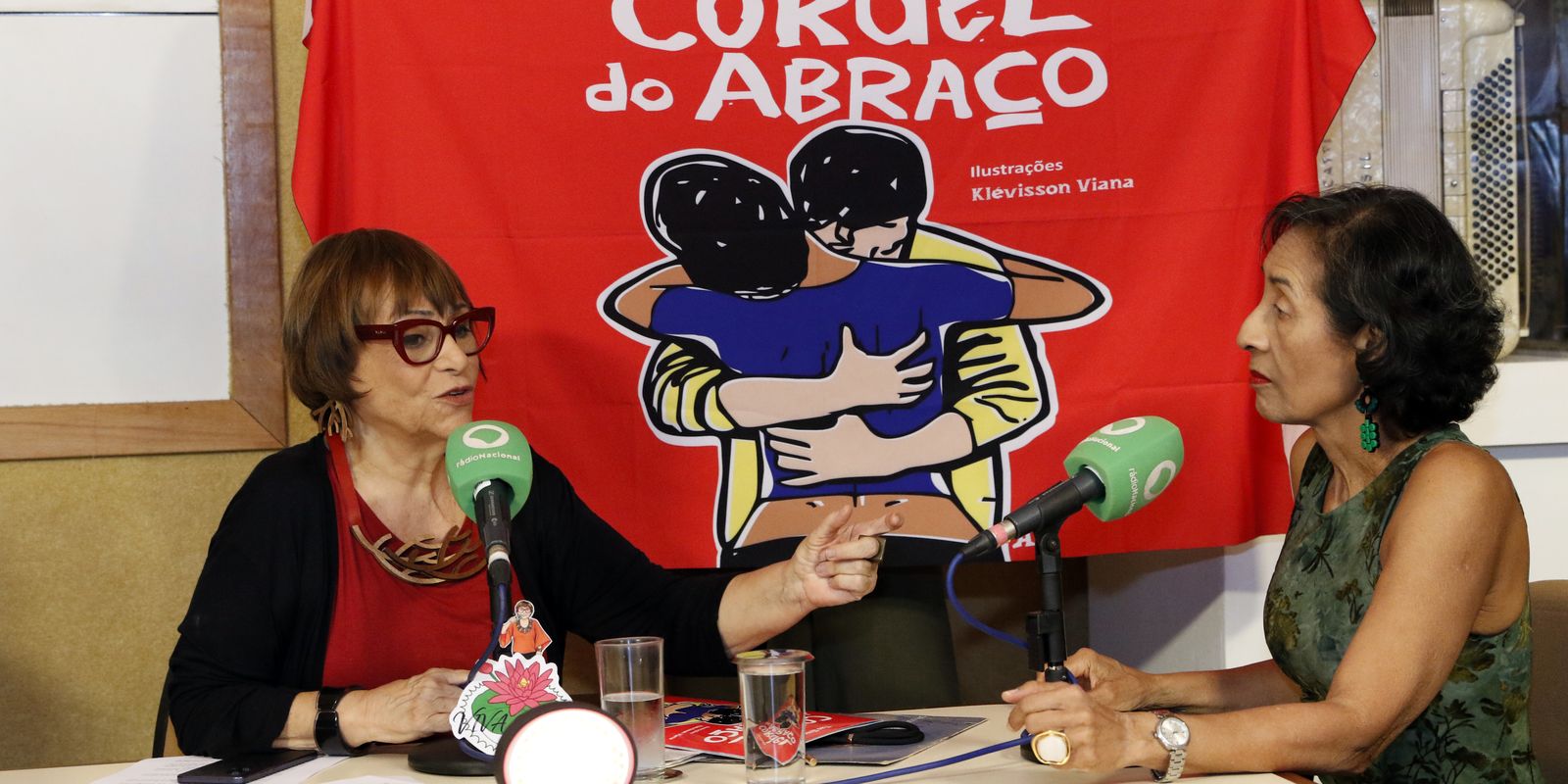 Oi, oi gente amiga deste nosso programa que na véspera do último dia do mês promete correr para o abraço pra dentre outras coisas captar as melhores energias que estão a coroar…